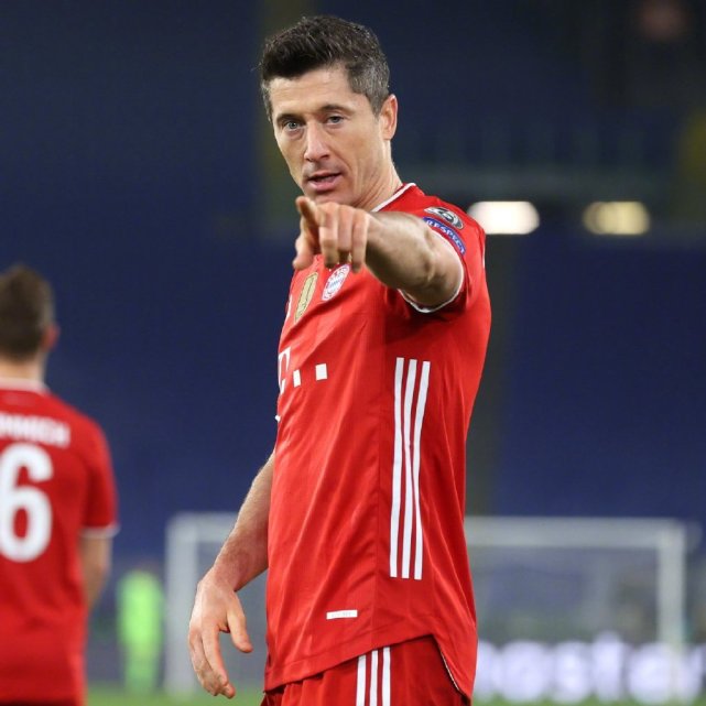  莱万多夫斯基重返赛场，刷新纪录首场状态出色，C9观众沸腾！赛场气氛高涨